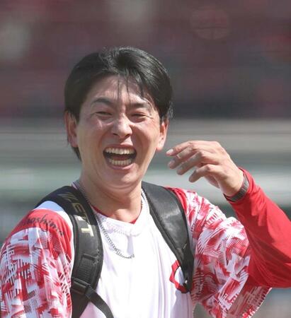 １軍に合流し、笑顔を見せる大瀬良（撮影・北村雅宏）
