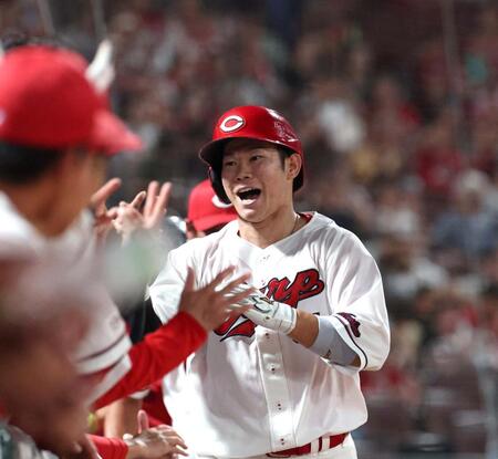 ３回、ソロを放ち、ナインとタッチを交わす坂倉（撮影・北村雅宏）