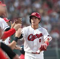 ２回、名原の適時打で生還し、ナインとタッチを交わす勝田（撮影・北村雅宏）