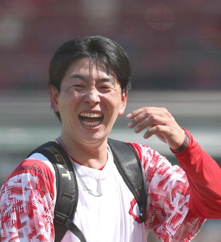 １軍に合流し、笑顔を見せる大瀬良（撮影・北村雅宏）