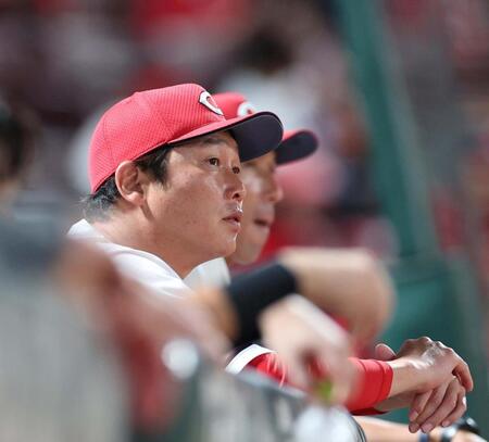 ８回の攻撃をベンチから見る新井監督（撮影・北村雅宏）