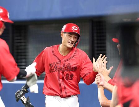 ７回、大盛の適時三塁打で先制の生還を果たし、タッチを交わす名原（撮影・北村雅宏）