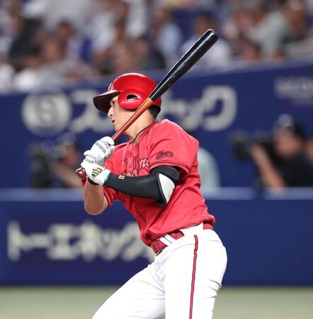 ２回、左前打を放つ佐々木（撮影・北村雅宏）