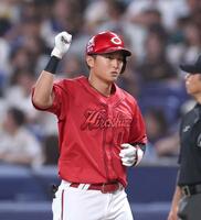 ７回、適時打を放ち、拳を握る佐々木（撮影・北村雅宏）