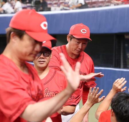 勝利のタッチを交わす新井監督（右）＝撮影・北村雅宏