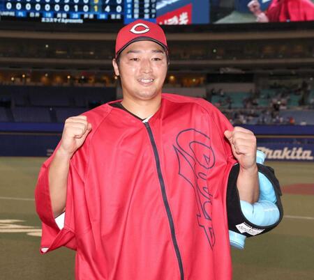 ６勝目を挙げ、笑顔でポーズをとる床田