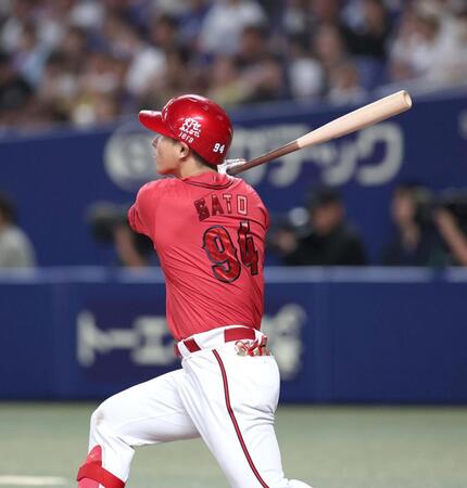 ５回、勝ち越しとなる３ランを放つ佐藤啓（撮影・北村雅宏）