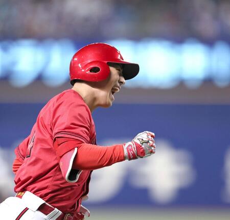 ５回、勝ち越しとなる３ランを放ち、ほえる広島・佐藤啓介＝バンテリンドームナゴヤ（撮影・北村雅宏）