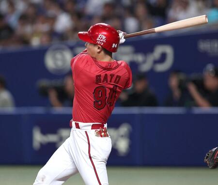 ５回、勝ち越しとなる３ランを放つ佐藤啓（撮影・北村雅宏）