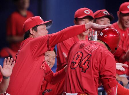 ５回、勝ち越し３ランの佐藤啓（右）を迎える新井監督