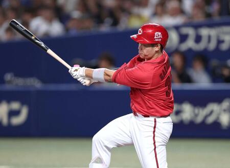 １回、先制となる適時二塁打を放つ坂倉（撮影・北村雅宏）