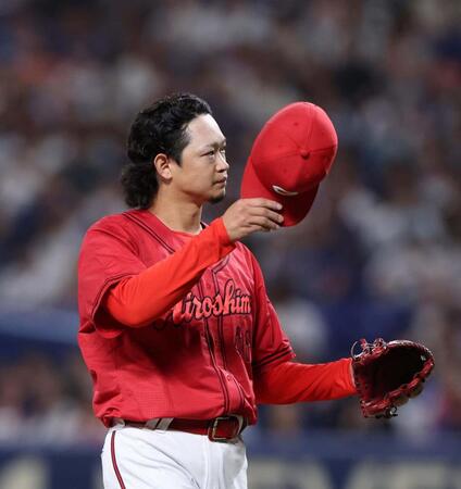 ５回、村松に死球を与えてしまい、帽子を取る鈴木（撮影・北村雅宏）