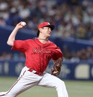 ８回から登板する広島・大瀬良大地＝バンテリンドームナゴヤ（撮影・北村雅宏）