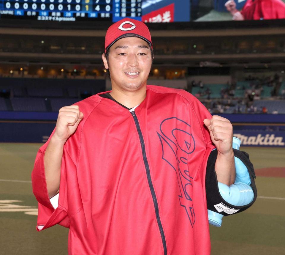 ６勝目を挙げ、笑顔でポーズをとる床田