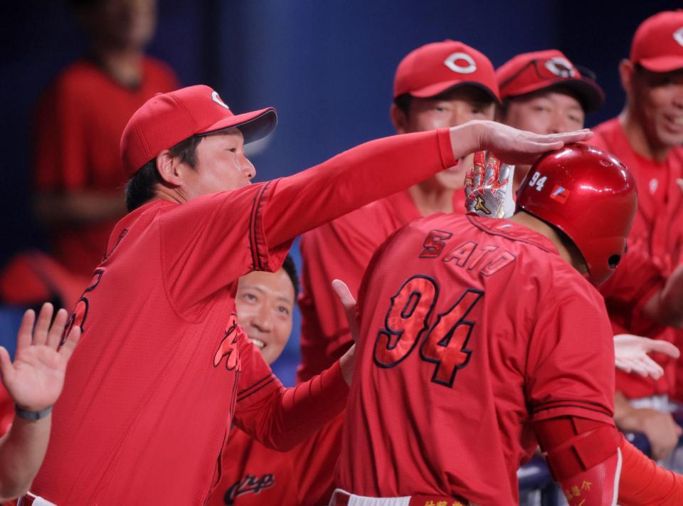 ５回、勝ち越し３ランの佐藤啓（右）を迎える新井監督