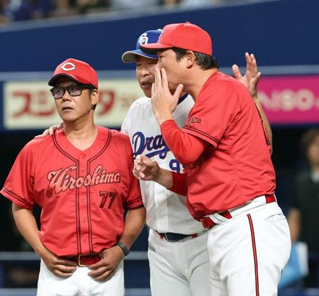 新井監督（右）と藤井ヘッドコーチ（左）の肩を抱きながら話し込む井上監督
