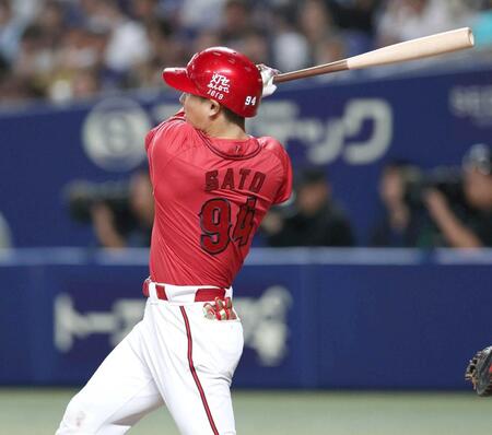 ５回、３ランを放つ佐藤啓