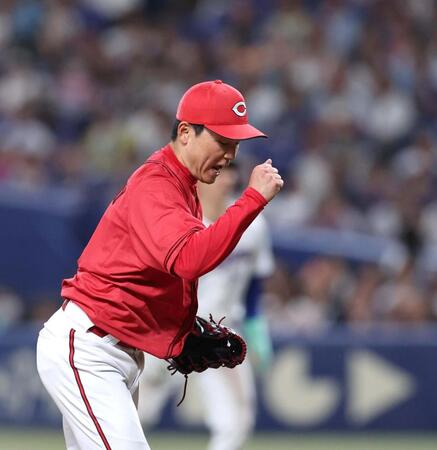 ６回、岡林を空振り三振に斬り、拳を握る栗林（撮影・北村雅宏）