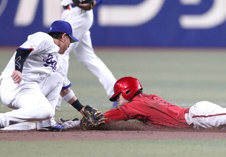 ７回、二盗に成功する代走・辰見（右）＝撮影・北村雅宏