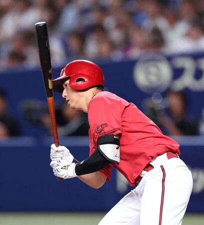 ６回、左前打を放つ佐々木（撮影・北村雅宏）