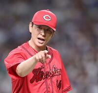 ８回、中日打線を三者凡退に抑えてベンチに戻る大瀬良（撮影・北村雅宏）