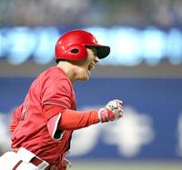 ５回、勝ち越し３ランを放ち、ガッツポーズで雄たけびを上げる佐藤啓（撮影・北村雅宏）