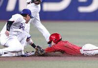 ７回、二盗に成功する代走・辰見（右）＝撮影・北村雅宏