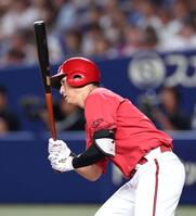 ６回、左前打を放つ佐々木（撮影・北村雅宏）