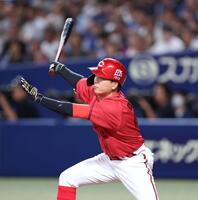 ４回、逆転となる２点適時打を放つ大盛（撮影・北村雅宏）