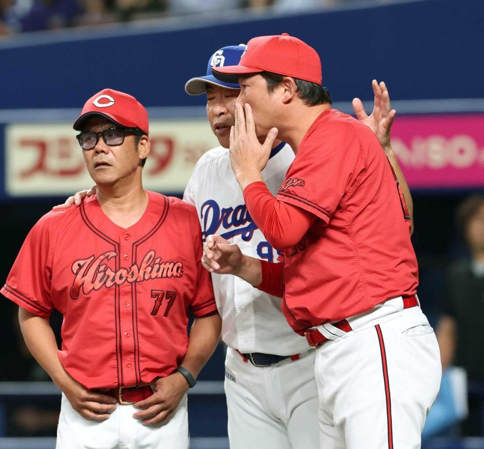 新井監督（右）と藤井ヘッドコーチ（左）の肩を抱きながら話し込む井上監督