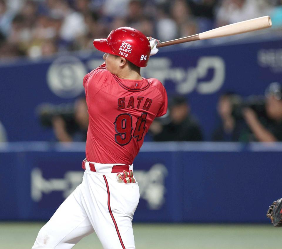 ５回、３ランを放つ佐藤啓