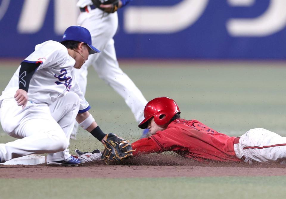 ７回、二盗に成功する代走・辰見（右）＝撮影・北村雅宏