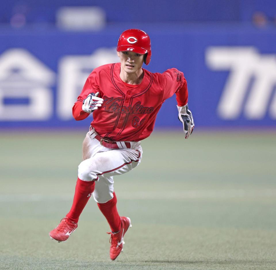 ７回、坂倉の適時二塁打で本塁へ向かって激走する代走・辰見（撮影・北村雅宏）