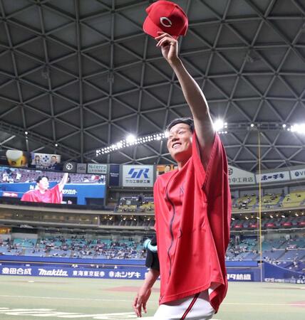 ６勝目を挙げ、ファンの声援に応える栗林（撮影・北村雅宏）