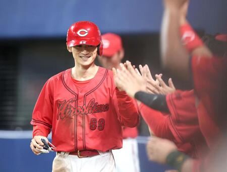７回、坂倉の適時二塁打で生還し、タッチを交わす代走・辰見（撮影・北村雅宏）