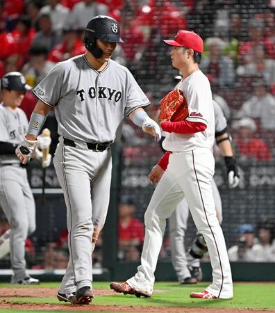 ３回、追加点を許した森下。手前は生還した大城