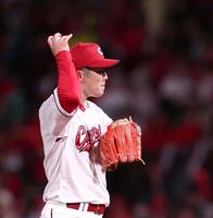 １回、マウンド上で顔をしかめる森下（撮影・北村雅宏）