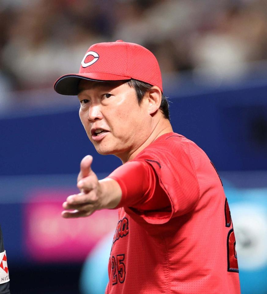 ７回の攻撃を終え、選手交代を告げる新井監督（撮影・北村雅宏）