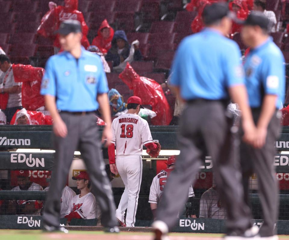１回途中、試合が中断となり、ベンチに戻る森下（中央）＝撮影・北村雅宏
