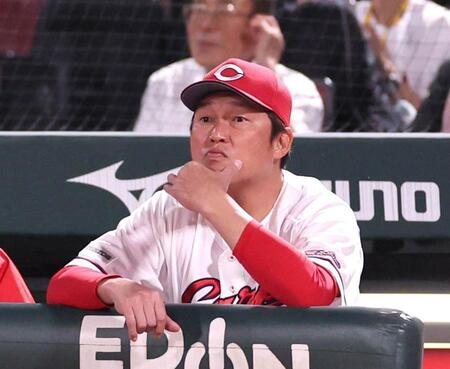 巨人に敗れ、渋い表情の新井監督（撮影・北村雅宏）