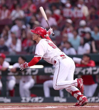 １回、先制となるソロを放つ佐藤啓（撮影・北村雅宏）