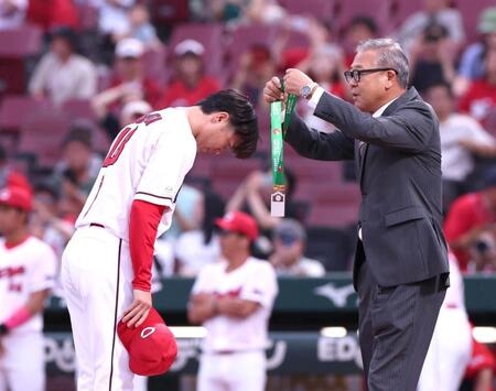 通算１０００投球回達成の表彰式でメダルをかけてもらう森下（左）＝撮影・北村雅宏