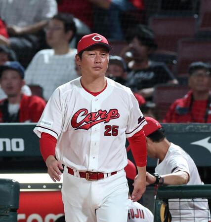 ４回を終え、選手交代を告げにベンチを出る新井監督（撮影・北村雅宏）