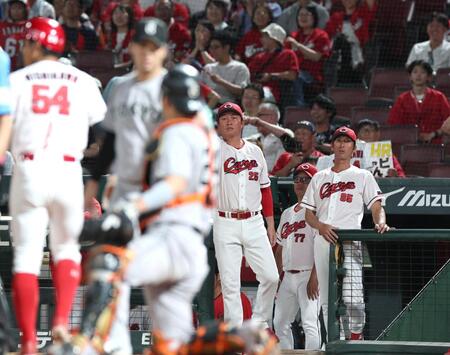 ５回、西川の本塁タッチアウト判定に、リクエストする新井監督（中央）＝撮影・北村雅宏