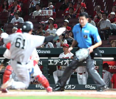 １１回、岡本が代打・坂本に２点適時二塁打を許す。奥はベンチの新井監督（撮影・北村雅宏）