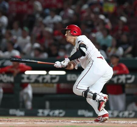 ８回、逆転となる２ランを放つ佐々木（撮影・北村雅宏）