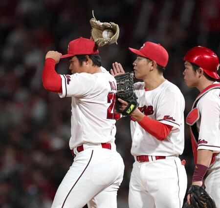 ８回、石塚に勝ち越しとなる適時二塁打を許した高（左）＝撮影・北村雅宏
