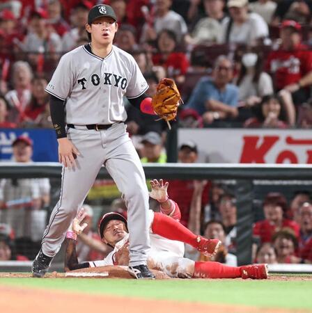 ５回、満塁のチャンスで遊ゴロに倒れた菊池（奥）＝撮影・北村雅宏）