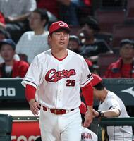 ４回を終え、選手交代を告げにベンチを出る新井監督（撮影・北村雅宏）