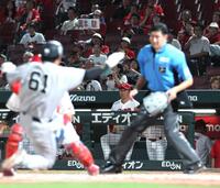１１回、岡本が代打・坂本に２点適時二塁打を許す。奥はベンチの新井監督（撮影・北村雅宏）